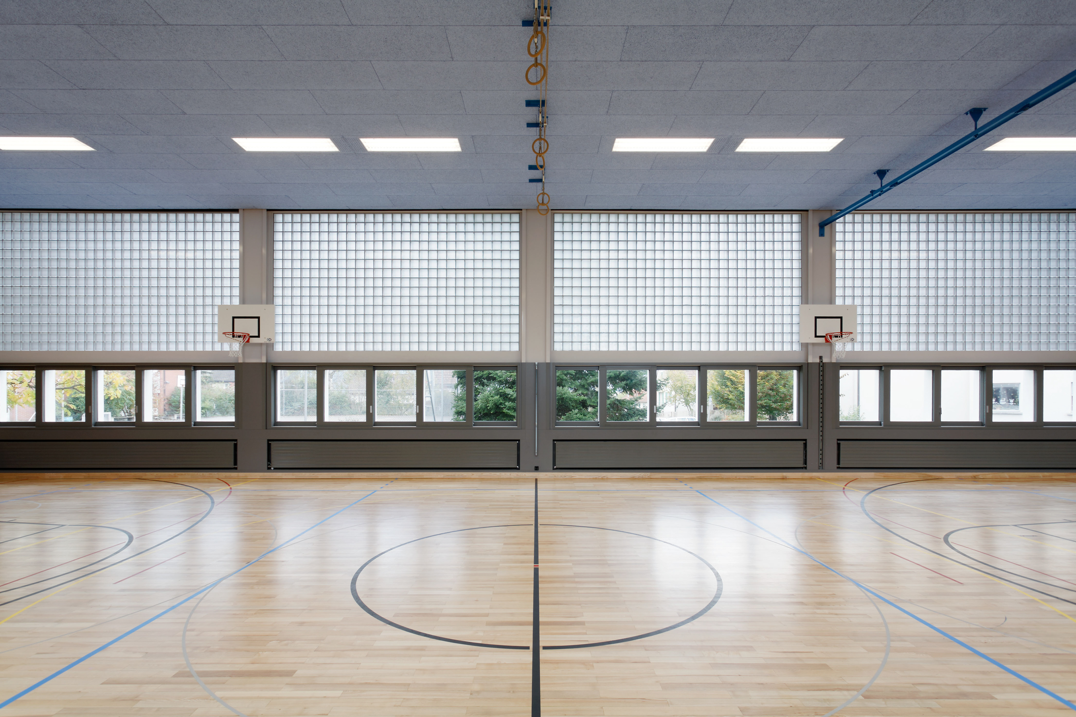 Sanierte Fensterfront mit Glasbausteinen