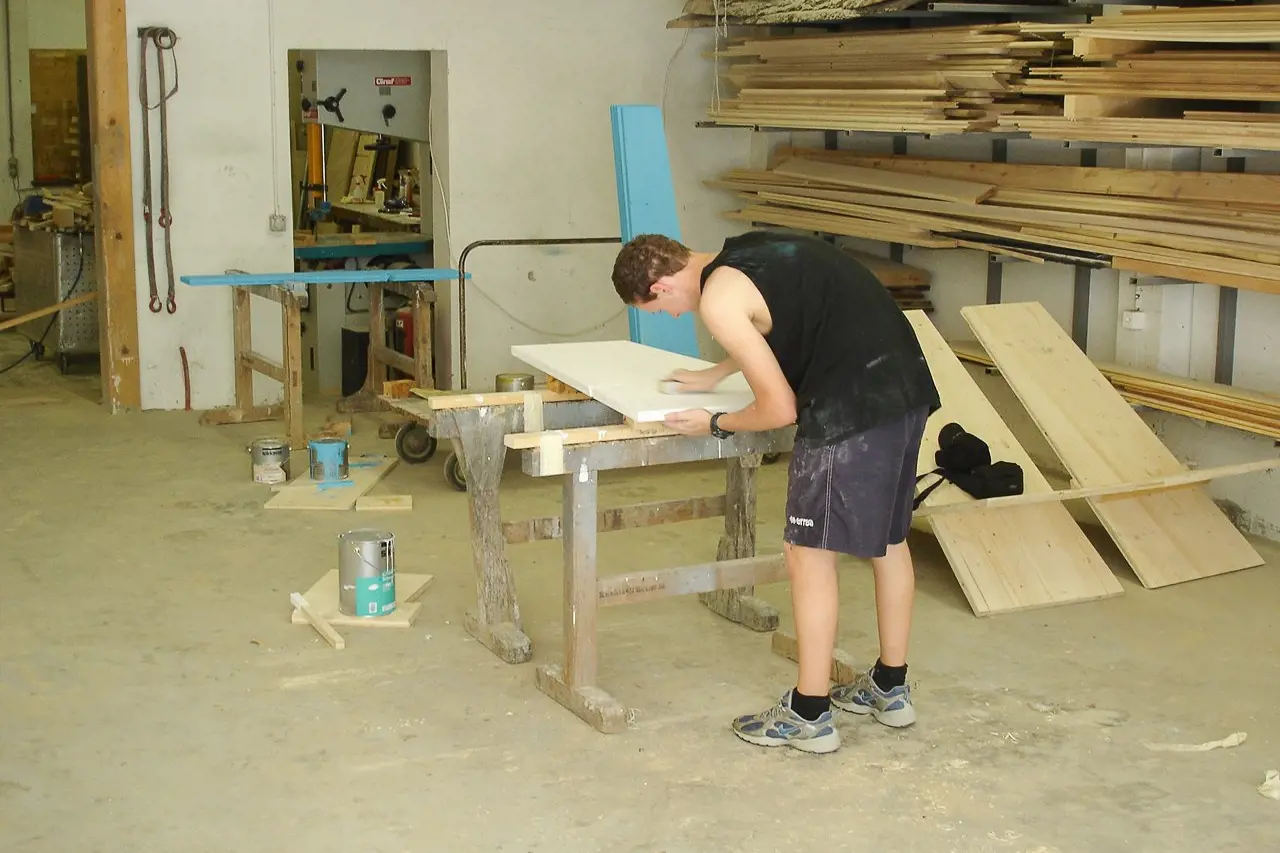 Arbeit an den Liegestühlen In der Werkstatt