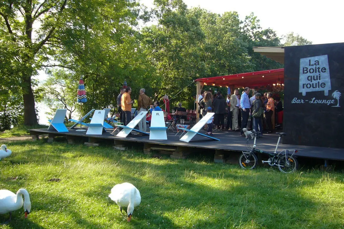 Fertige Liegestühle für das Seerestaurant «La Boite Qui Roule»