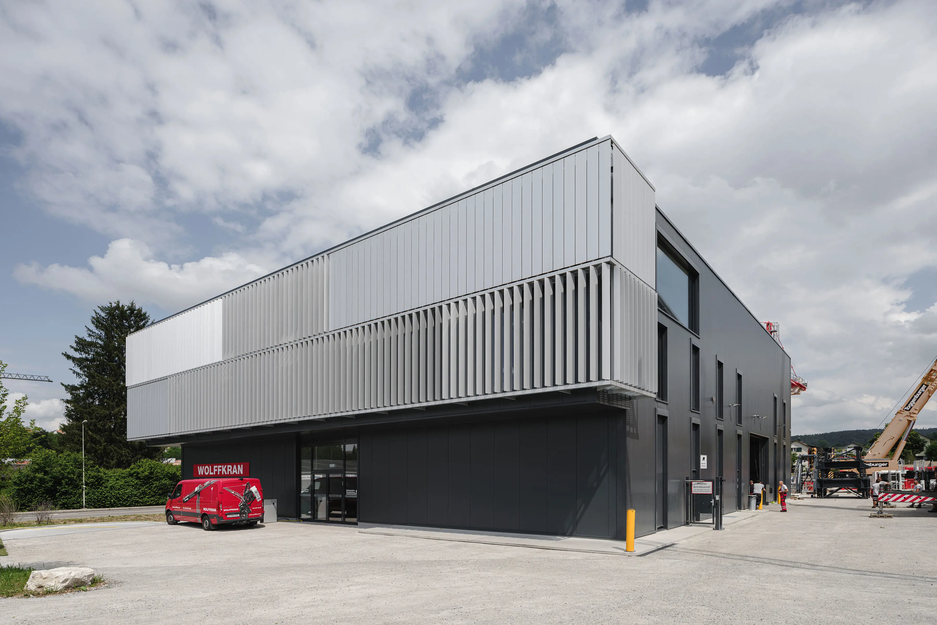 Westfassade mit Verschattungslamellen