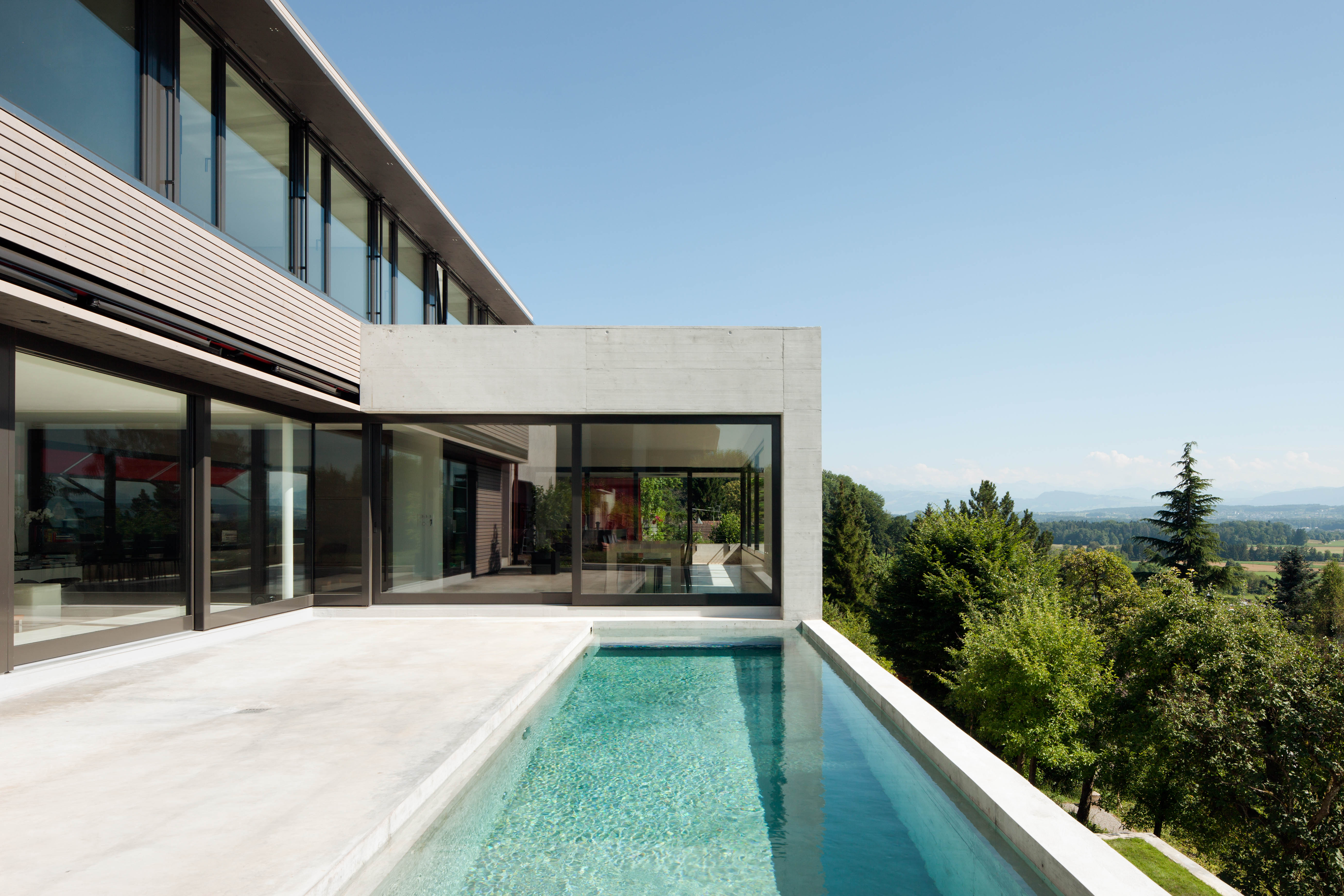 Swimmingpool, links das Wohnzimmer, geradeaus der Essbereich