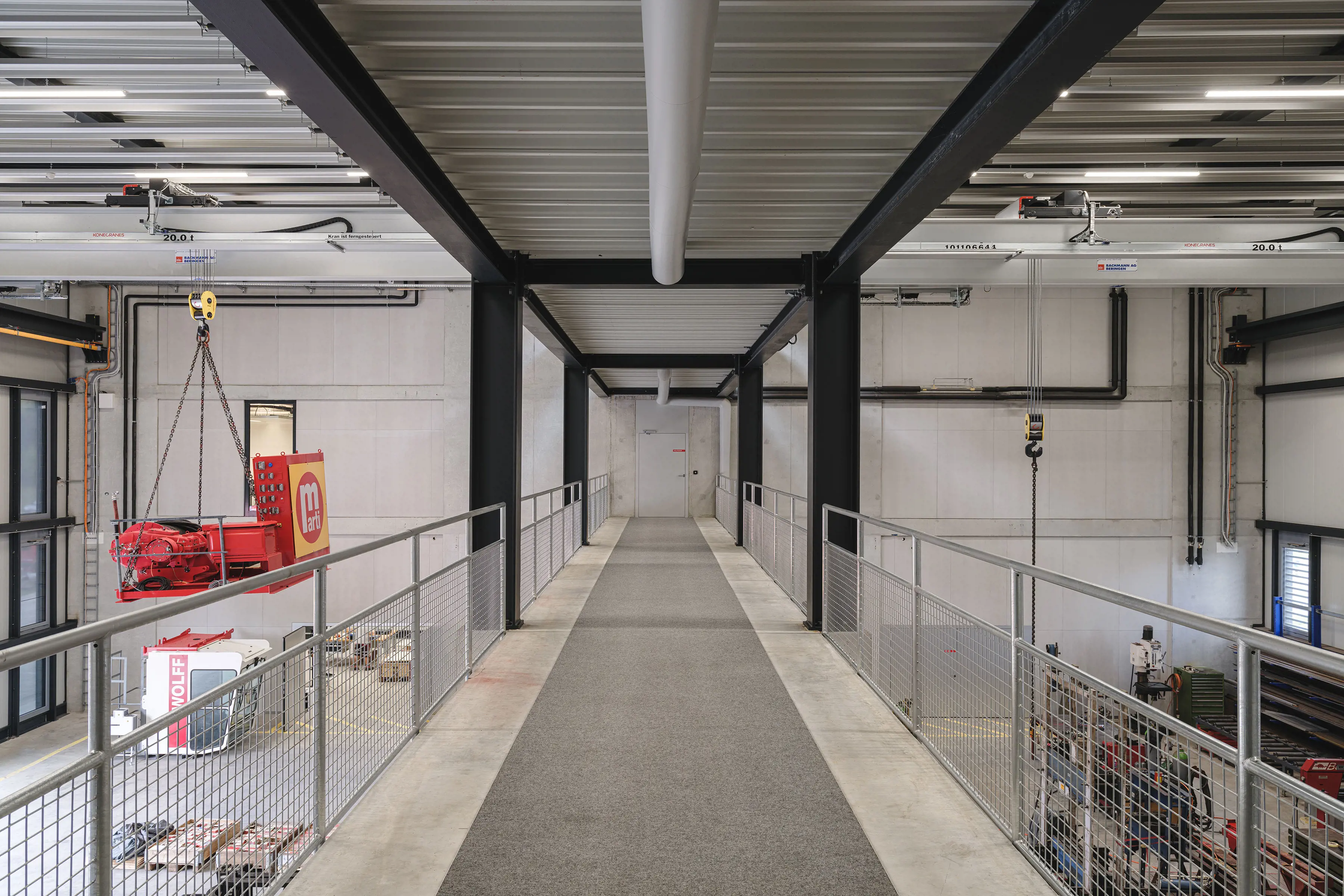 Passerelle als Verbindung zwischen Werkstatt und Büroräumlichkeiten